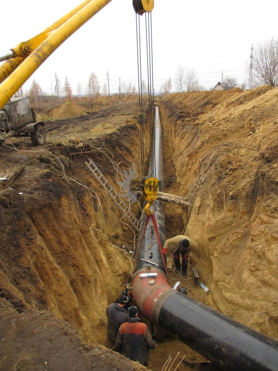 Строители газопровода планировали проложить 25 км. Прокладка трубопровода. Укладка трубопровода в траншею. Траншея для газопровода. Укладка газопровода в траншею.